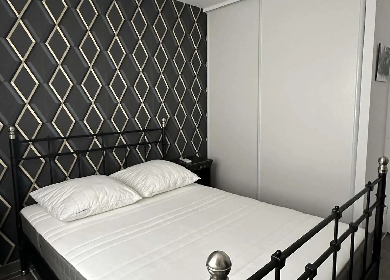 Les Lauriers Fleuris Bed & Breakfast Meounes-les-Montrieux France