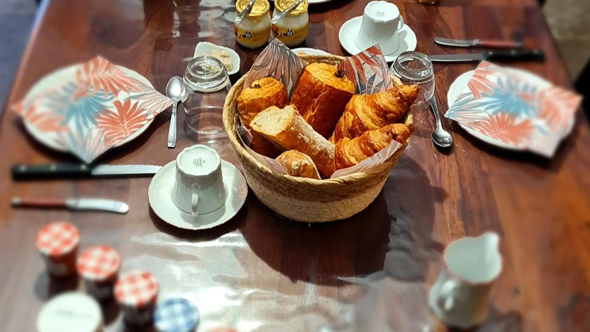 Les Lauriers Fleuris Bed & Breakfast Meounes-les-Montrieux 0*,  France