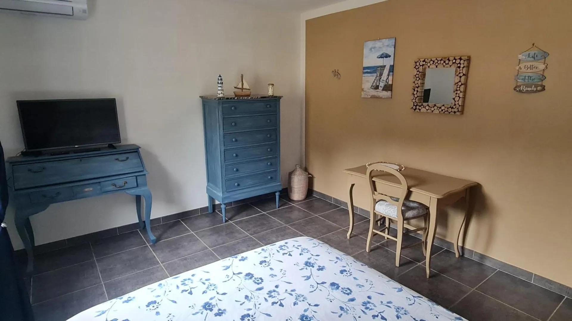 Les Lauriers Fleuris Bed & Breakfast Meounes-les-Montrieux