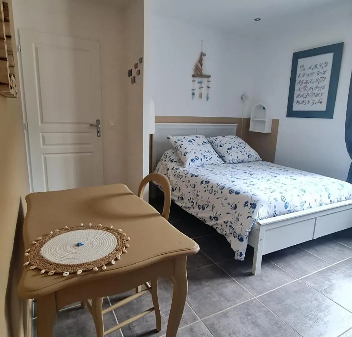 Les Lauriers Fleuris Bed & Breakfast Meounes-les-Montrieux